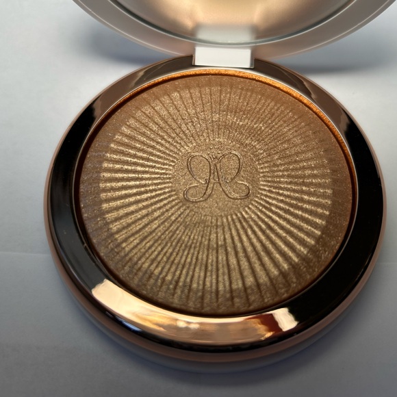 NWT🌷Anastasia Glow Seeker Champagne Gold Powder Highlighter in “Enchanted” - Picture 3 of 5